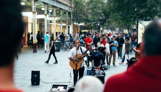 אדם שר ברחוב
