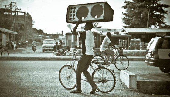 אדם עם רמקולים על הראש