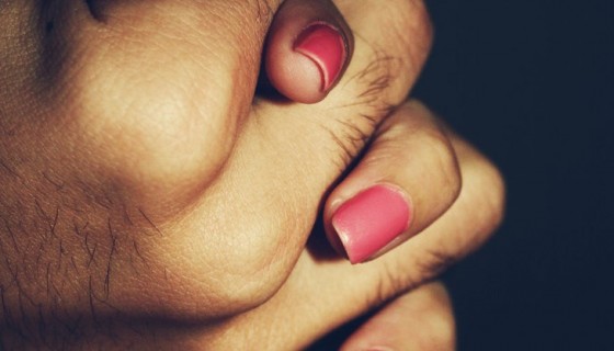 מחזיקים ידיים