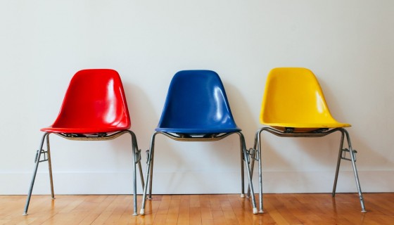 כיסאות צבעוניים