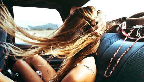 דוגמנית ומכונית