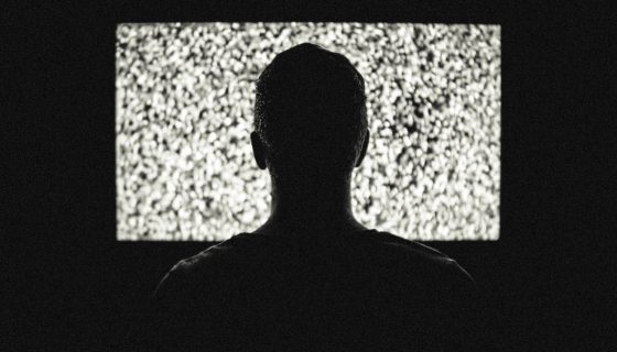 אדם על רקע מסך