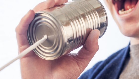 אדם מדבר לקופסה