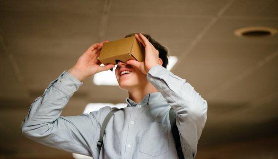 אדם עם משקפיים